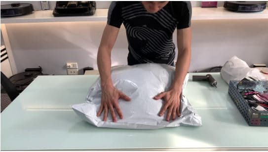 Cách sữa chữa robot tại nhà khi bị ngâm nước là cho vào túi kín cùng với gói hút ẩm